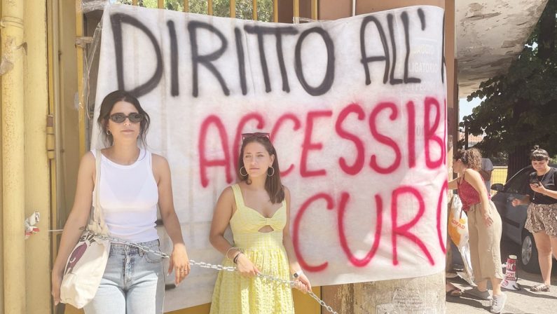 Diritto all’aborto negato a Cosenza, le attiviste di Fem.In si incatenano all’Annunziata