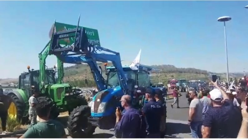 Cinquecento trattori assediano la Cittadella, gli agricoltori: «Siamo allo stremo»