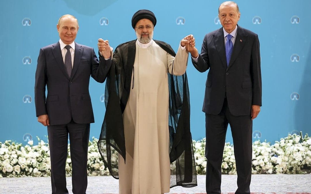 I presidenti di Russia, Iran e Turchia, Vladimir Putin, Ebrahim Raisi, Recep Tayyip Erdogan