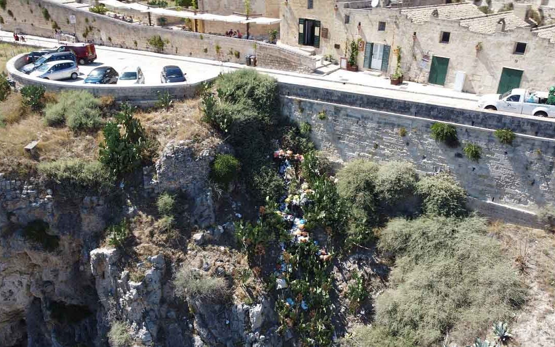 La cascata di rifiuti che scende dal muraglione di via Madonna delle virtù