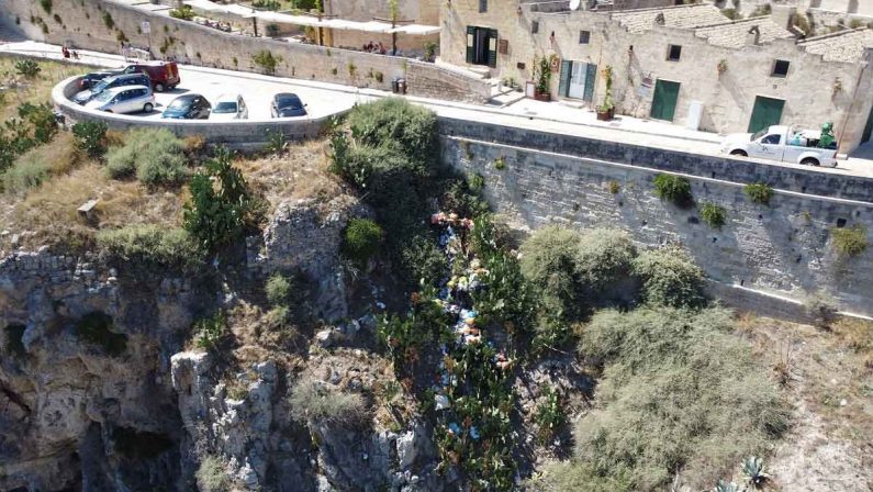 Matera, una cascata di rifiuti nei Sassi