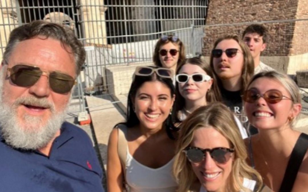 Russell Crowe con la famiglia al Colosseo
