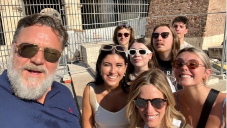Russell Crowe al Colosseo: «Ho portato i bambini a vedere il mio vecchio ufficio»