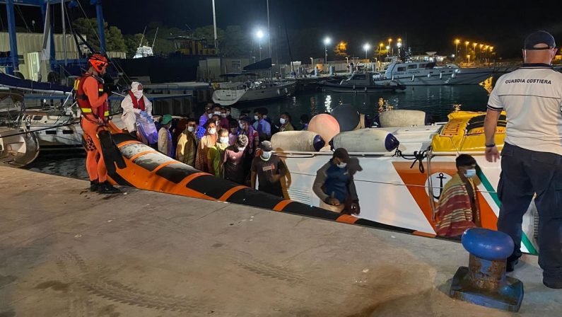 Nuovo sbarco a Roccella, armatore greco offre la pizza ai migranti