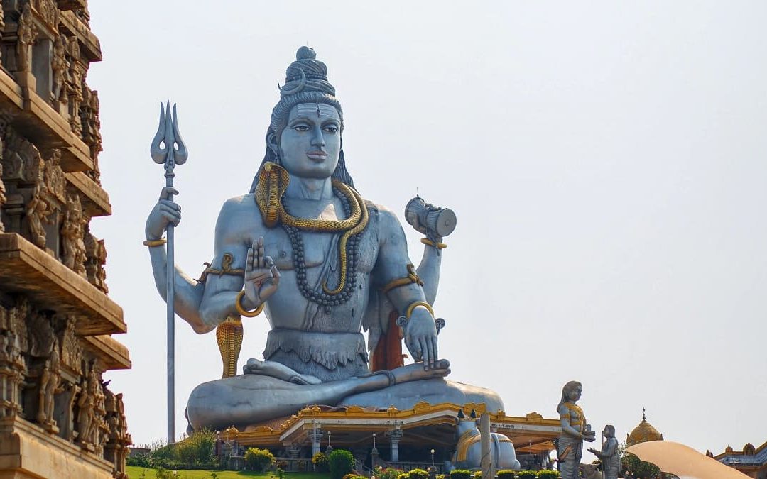 Una statua di Shiva nel Karnataka, in India