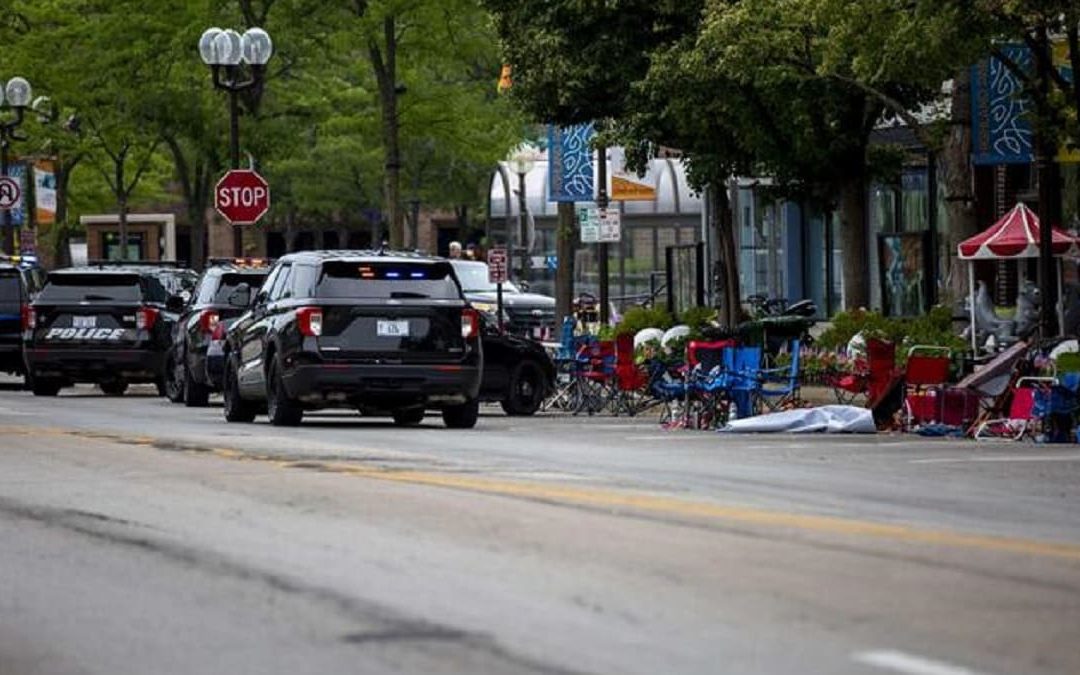 Chicago, spara sulla folla alla parata del 4 luglio: 6 morti. Arrestato un 22enne