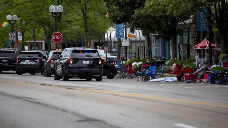 Chicago, spara sulla folla alla parata del 4 luglio: 6 morti. Arrestato un 22enne