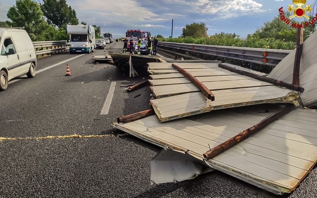 Tettoia vola sull’autostrada A2, parzialmente chiusa la corsia sud