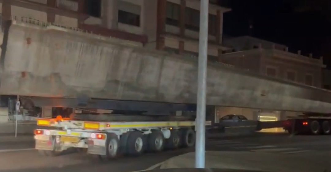 Il convoglio del trasporto eccezionale lungo le vie di Vibo Valentia