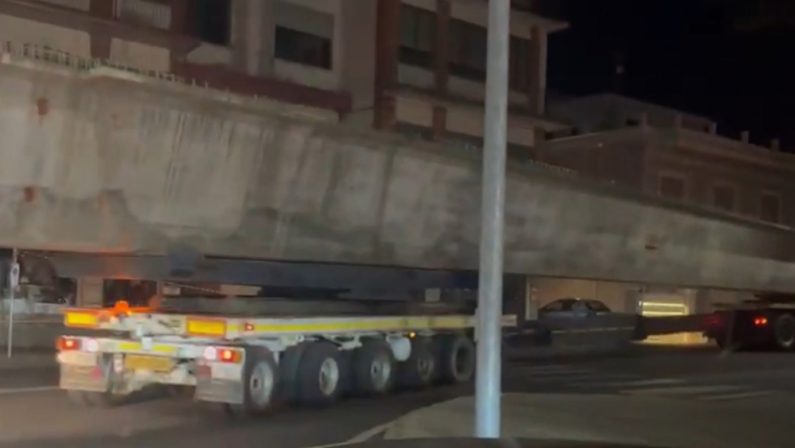 Riprendono i lavori della Variante di Caria, il ponte di 30 metri attraversa Vibo di notte - Video