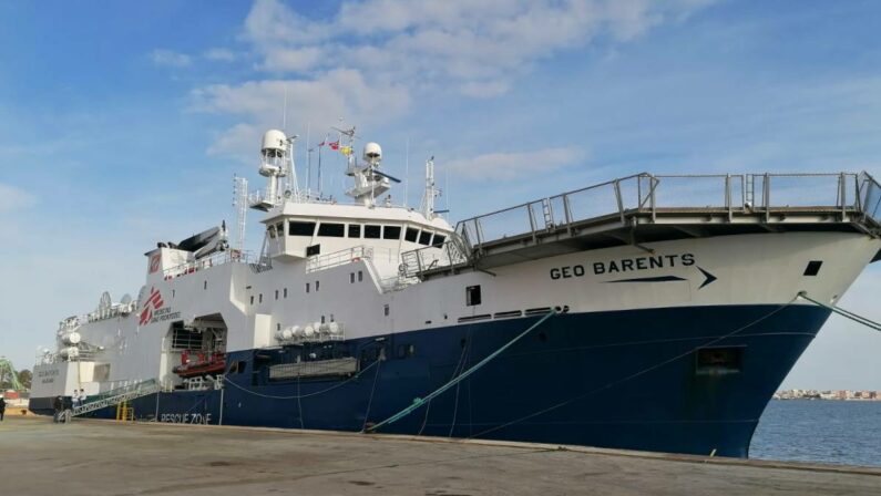 Taranto, sbarcati 106 migranti dalla Geo Barents