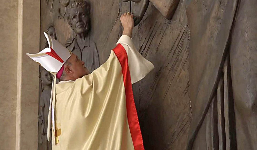 Il vescovo Attilio Nostro apre la porta della chiesa Cuore Immacolato di Maria rifugio delle Anime