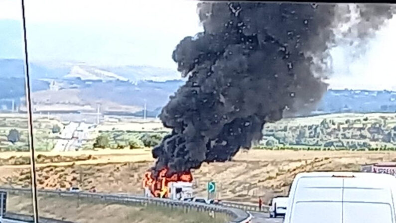 Autobus in fiamme sull'A2, paura e traffico bloccato