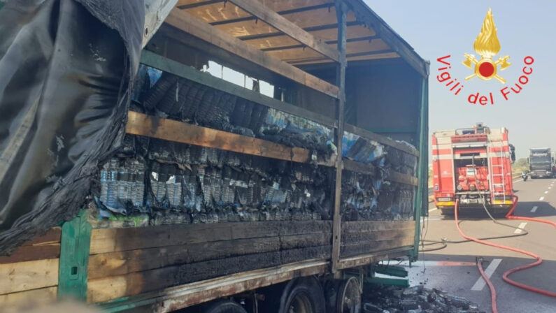 Camion prende fuoco per la strada, paura nel Cosentino