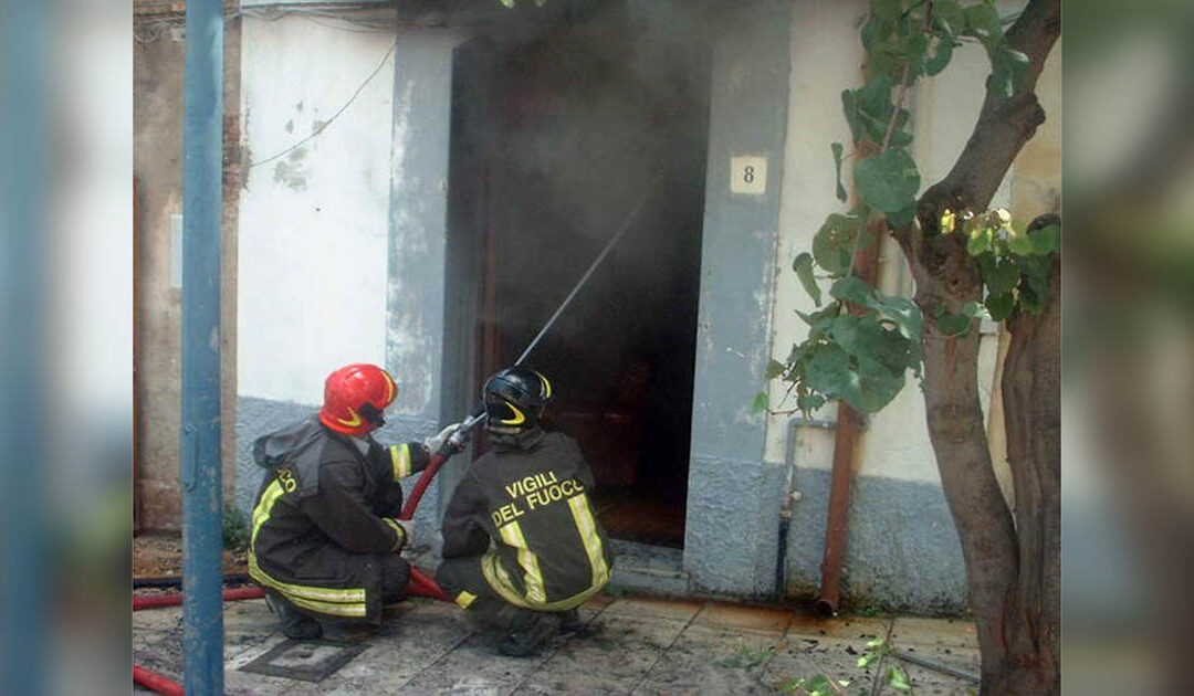 I vigili del fuoco in azione a Bianco per domare l'incendio