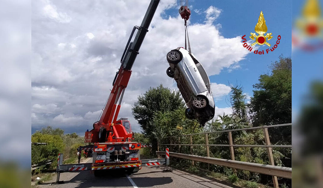 L'auto recuperata dai Vigili del fuoco