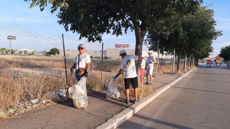 Foggia, i volontari per l'ambiente ripuliscono la città dalla plastica