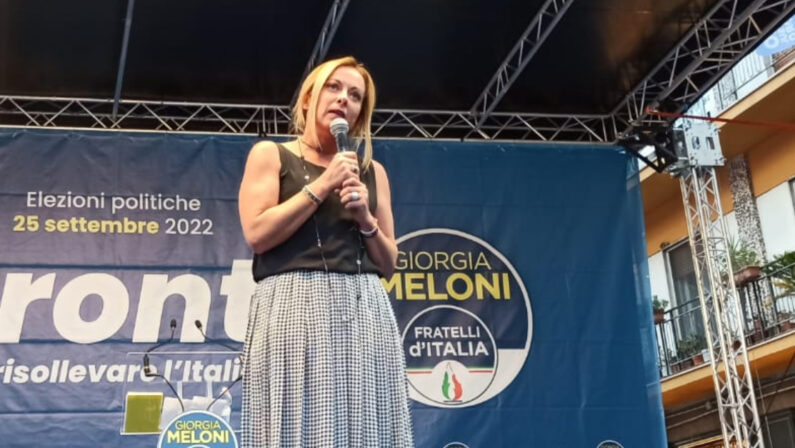 Meloni a Cosenza: «Il declino è una scelta, non è il destino»