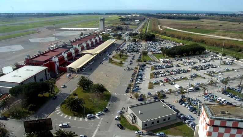 Volo Lamezia-Torino in ritardo, non si trova un'anziana in carrozzina