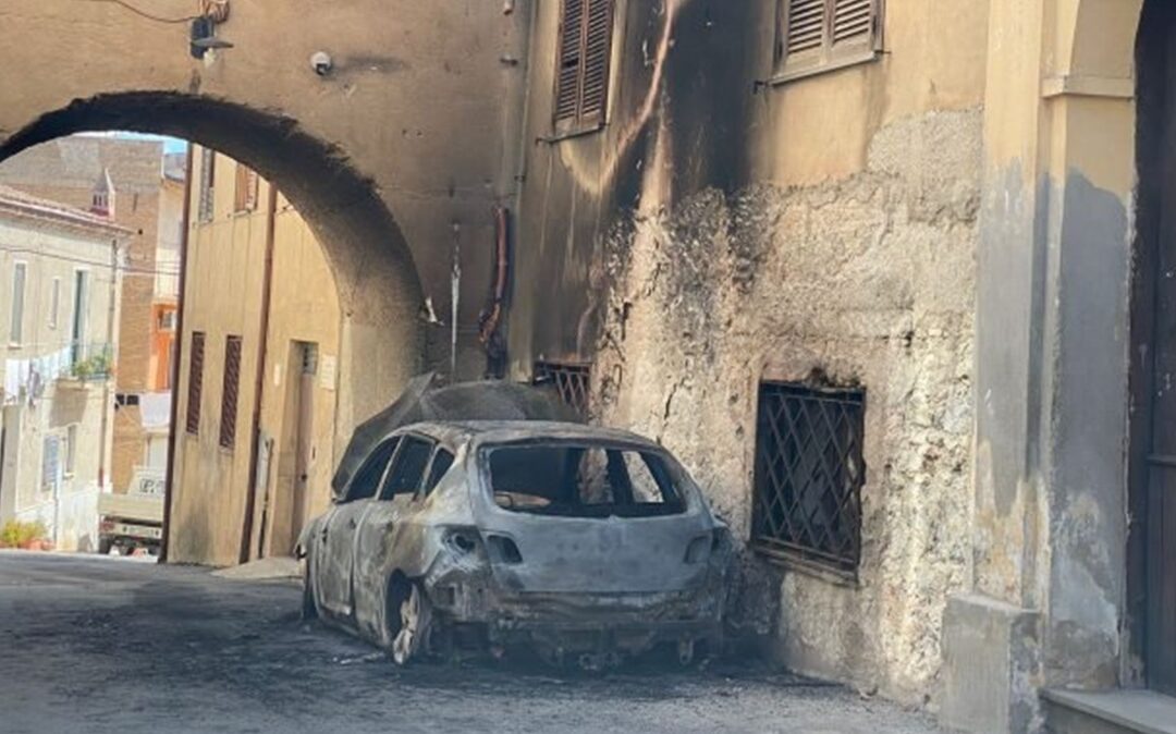 L'auto bruciata a Cassano allo Ionio