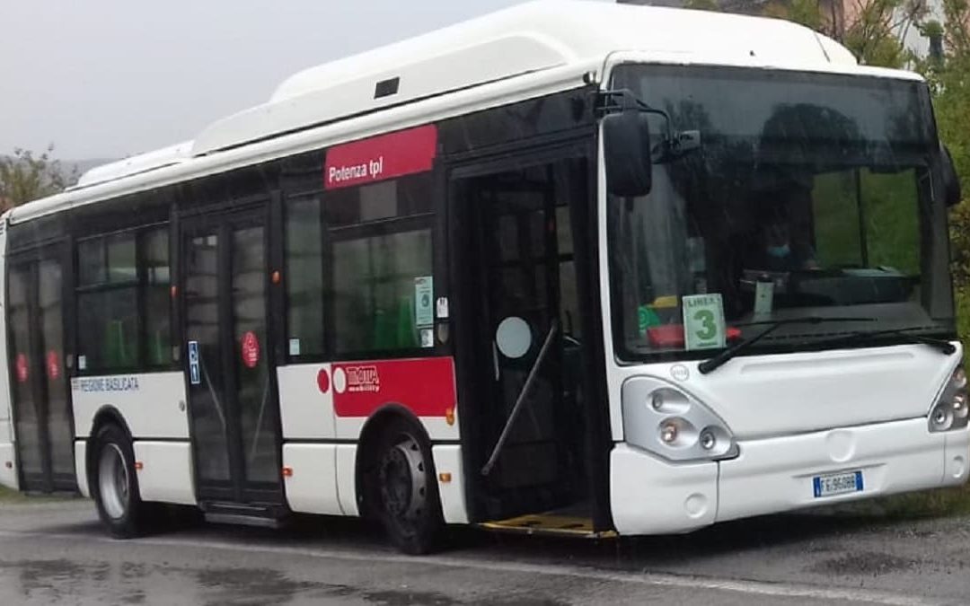 Un bus per il trasporto urbano in città dell'azienda Trotta