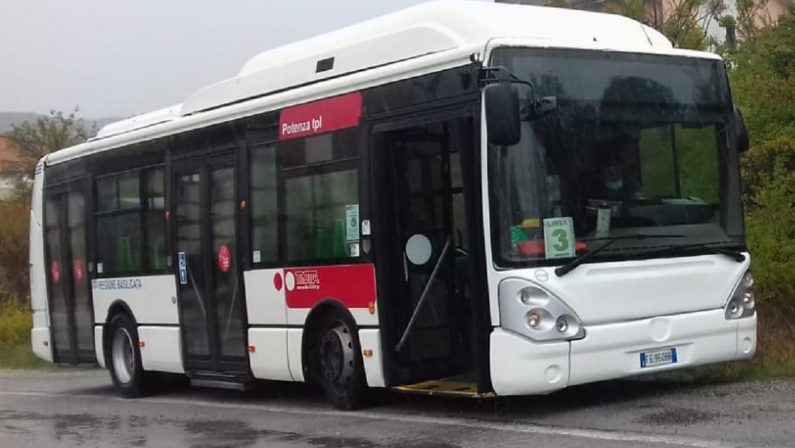 Potenza, un autobus perde due ruote mentre transita in città