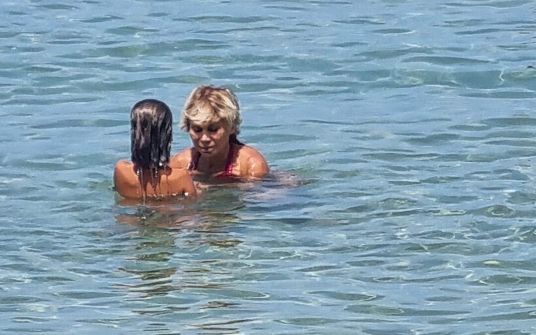 Carmen Russo a mare con la figlia a Vibo Marina