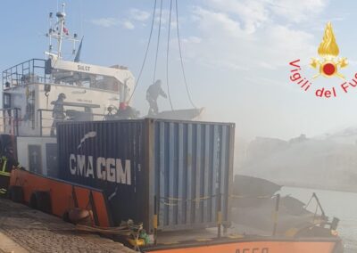 Esplode rimorchiatore a Crotone, tre morti
