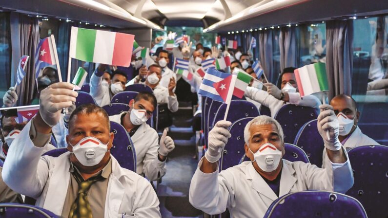 Medici cubani, il Pd smonta l’operazione: «Si poteva fare con agenzie italiane»