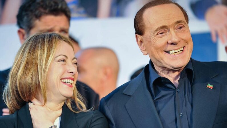 Berlusconi si ricandida al Senato e promuove Meloni premier