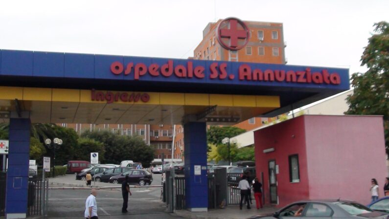 Taranto, neonato abbandonato vicino a un cassonetto