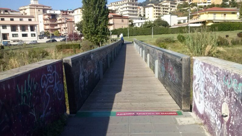 Lamezia Terme, due poliziotti sventano un suicidio da un ponte