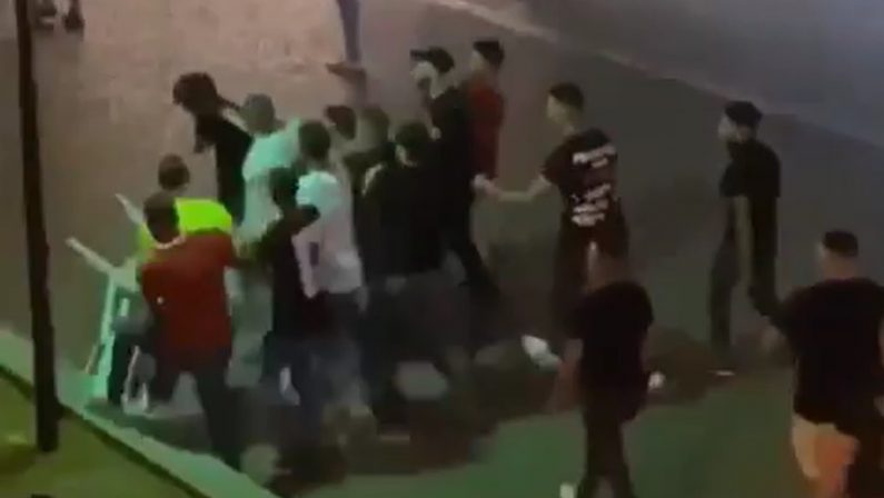 Movida violenta a Reggio Calabria, giovane aggredito dal branco con caschi e sedie - VIDEO