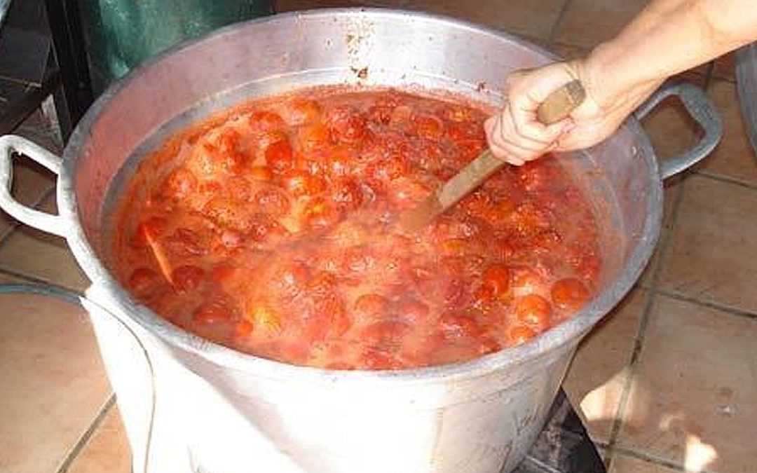 Cade nell’acqua bollente mentre prepara la salsa di pomodori e muore