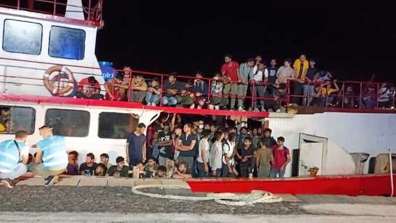 Migranti, nuovo sbarco a Crotone: in 252 su un peschereccio