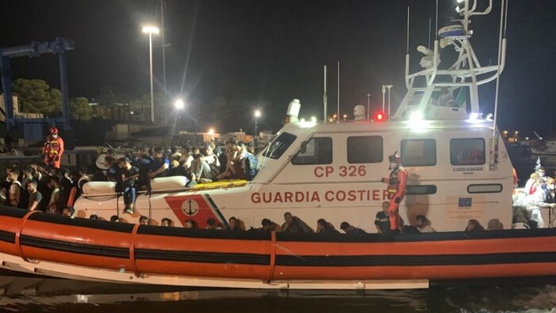 Migranti, nuovo sbarco a Roccella Ionica: arrivati 88 afghani