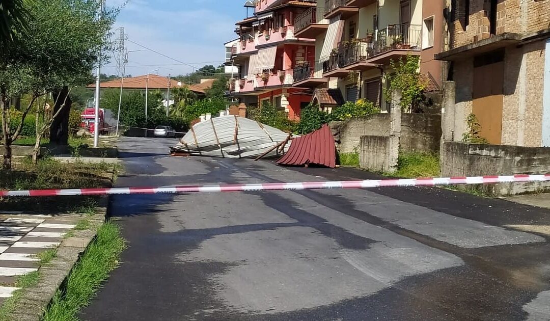 Il tetto caduto su via Calvario