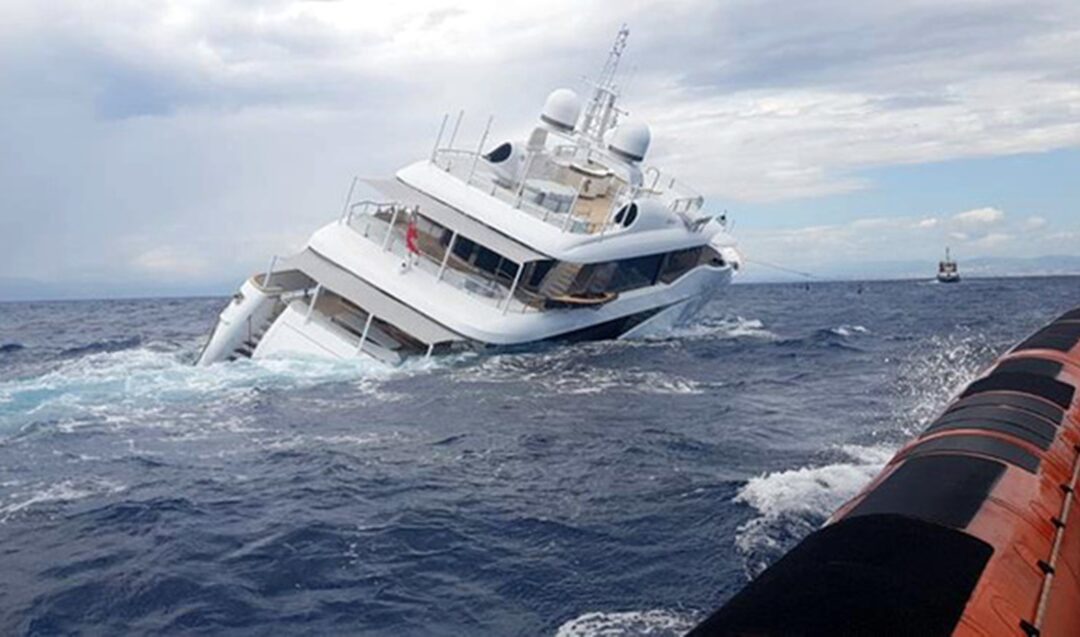 Yacht affonda al largo di Catanzaro Lido, occupanti salvati dalla Guardia costiera