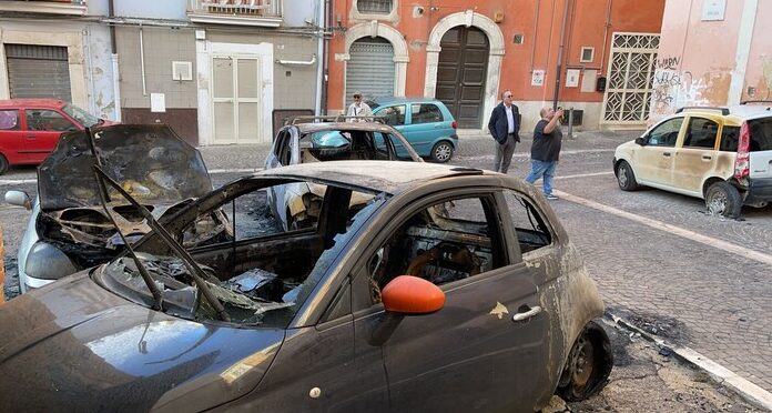 Una delle auto in fiamme - Foto: Ansa