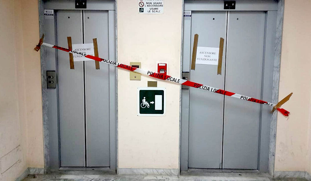 L'ascensore chiuso dai vigili del fuoco