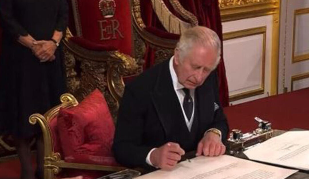 Re Carlo III d'Inghilterra firma l'atto della sua proclamazione