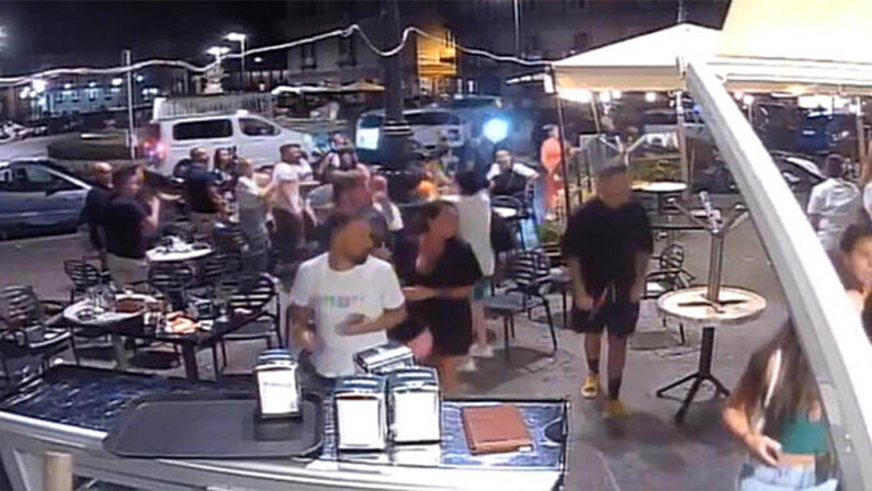 Napoli, spari in piazza e un ferito: è allarme sicurezza