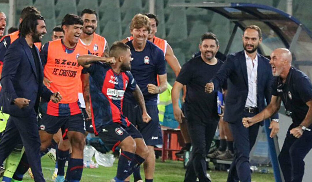 LA gioia dei giocatori del Crotone dopo la rete con cui hanno battuta il Pescara