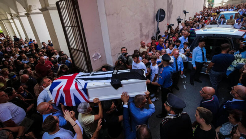 Gragnano, una città in lacrime ai funerali di Alessandro