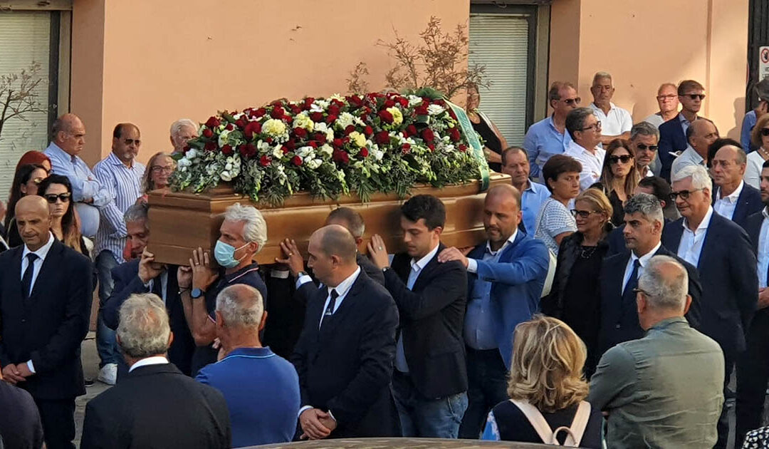 IL feretro di Lele Iorfida all'uscita dalla chiesa dopo i funerali