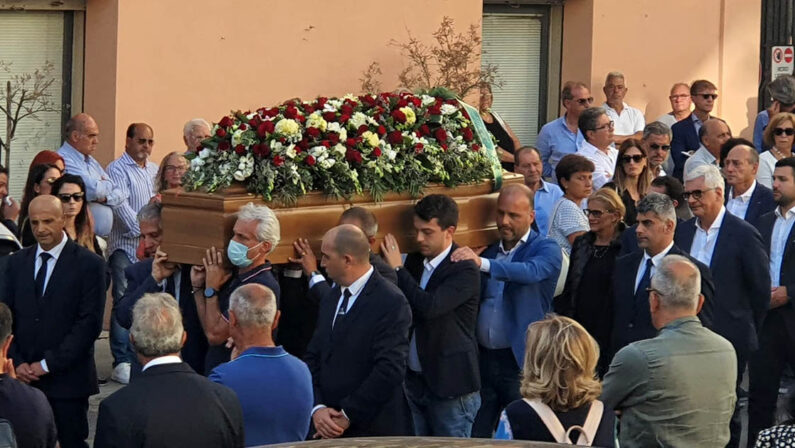 Vibo, dolore e commozione ai funerali di Lele Iorfida