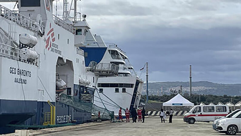 A Taranto lo sbarco dei 76 migranti soccorsi dalla Geo Barents