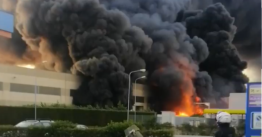 Incendio in zona artigianale a Modugno, a fuoco un capannone di tessuti