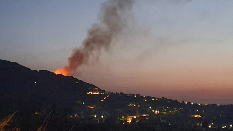 Allarme a Ricadi, vigili del fuoco in azione per un grosso incendio