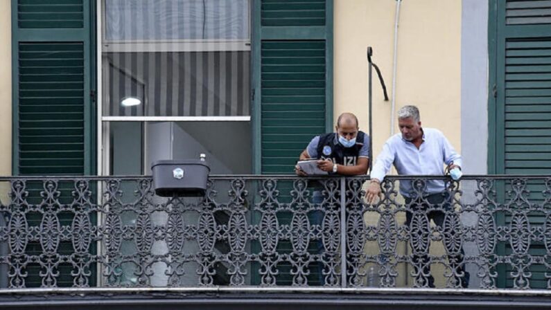Bimbo giù dal balcone a Napoli, domestico condannato per omicidio